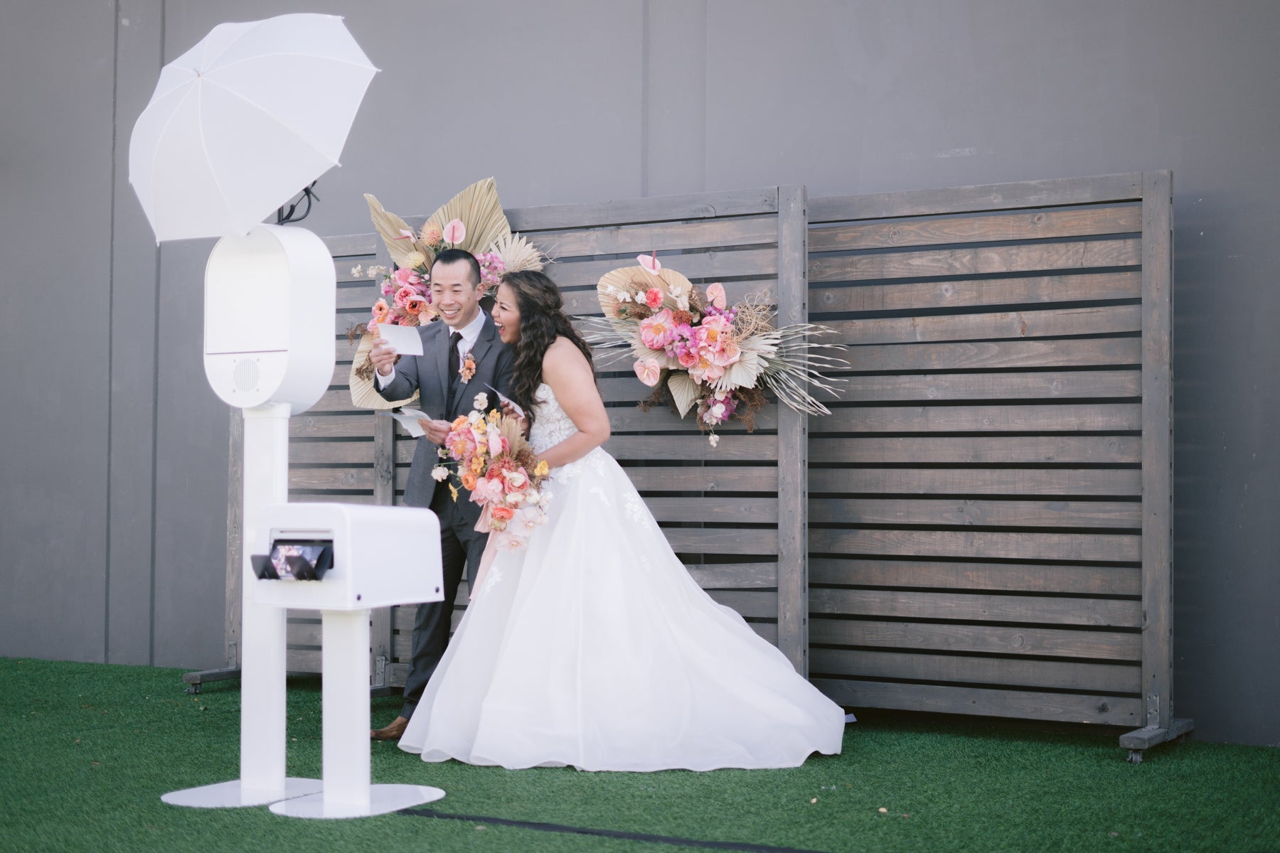 ウェディング フォトブース Capturing Memories: The Wedding Photo Booth Trend – Cedar Valley